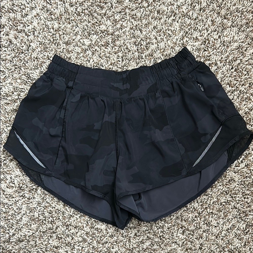 Lululemon Athletica Black Camo Hotty Hot Athletic Shorts 2.5 inseam size 6